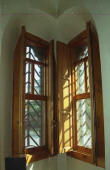Gaud�: Casa Botines  Interior, ventanas en un �ngulo de fachada