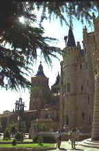 Gaud� Palacio episcopal de Astorga y catedral al fondo