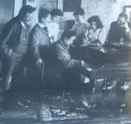 Alb�niz interpretant una pe�a al piano amb un grup d'amics