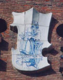 Alexandre de Riquer: Escudo cer�mico exterior "Garnatxa" en el Castell dels tres dragons del Parc de la Ciutadella en Barcelona